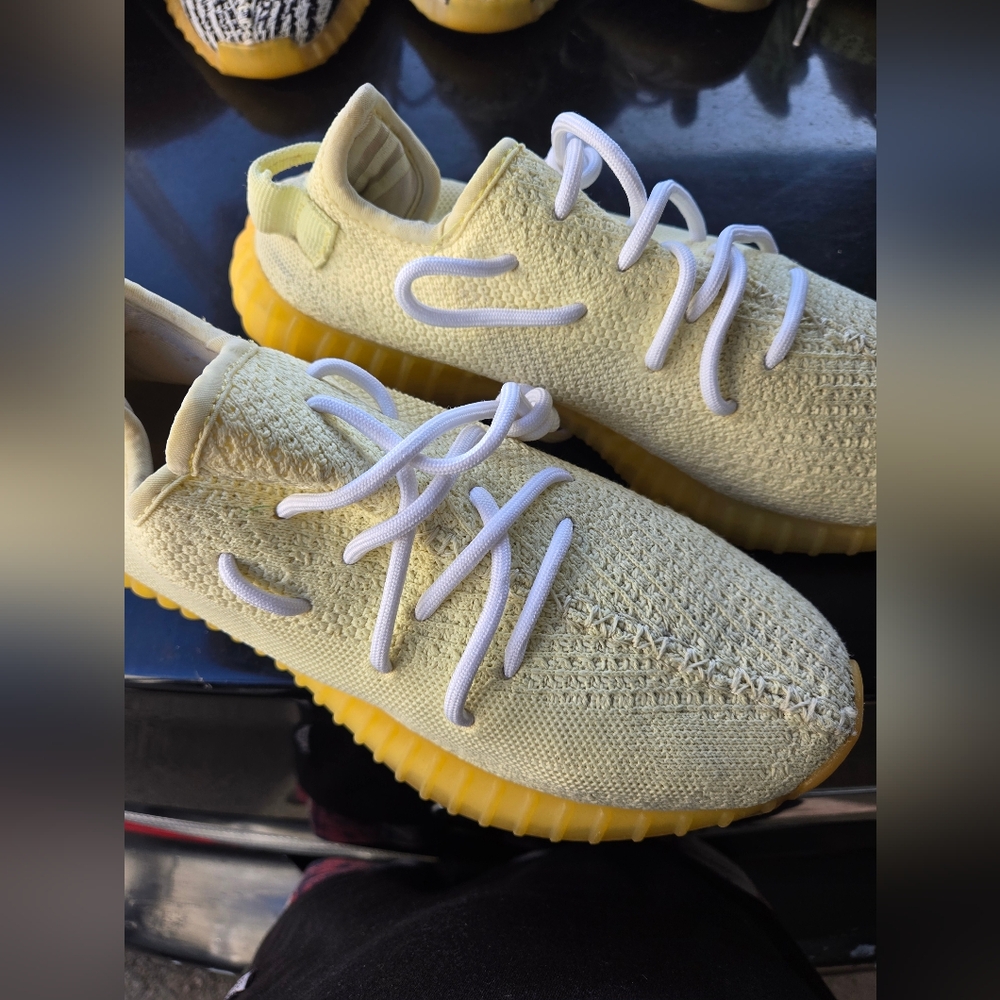 ADIDAS YEEZY BOOST SIZE 9.5US FOR MEN